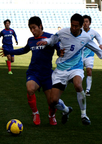 축구 국가대표팀 이근호(왼쪽)가 19일 낮 제주월드컵경기장에서 벌어진 숭실대와의 연습경기에서 몸싸움을 하며 드리블하고 있다. 