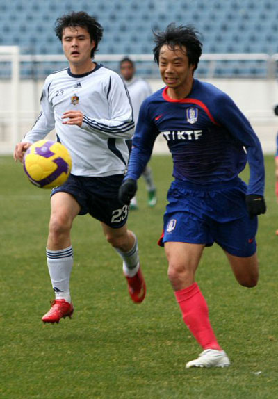 21일 제주월드컵경기장에서 열린 축구 대표팀과 울산 현대의 연습경기에서 축구 대표팀 염기훈이 상대 수비를 따돌리고 돌파를 하고 있다.
이 경기에서 축구 대표팀은 염기훈의 2골을 포함해 정조국, 이근호, 기성용이 릴레이 골을 터뜨려 울산을 5대1로 물리쳤다. 