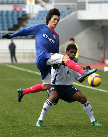 21일 제주월드컵경기장에서 열린 축구 대표팀과 울산 현대의 연습경기에서 축구 대표팀 김정우(왼쪽)가 상대 패스를 차단하고 있다. 