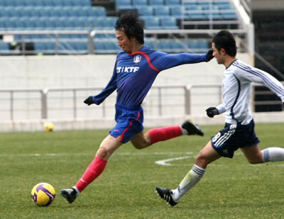 21일 제주월드컵경기장에서 열린 축구 대표팀과 울산 현대의 연습경기에서 축구 대표팀 조용형(왼쪽)이 중거리슛을 시도하고 있다. 