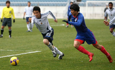 21일 제주월드컵경기장에서 열린 축구 대표팀과 울산 현대의 연습경기에서 축구 대표팀 정조국(오른쪽)이 상대 선수와 볼다툼을 벌이고 있다. 