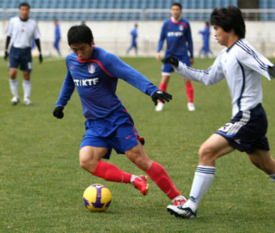 21일 제주월드컵경기장에서 열린 축구 대표팀과 울산 현대의 연습경기에서 축구 대표팀 이근호(왼쪽)가 상대 선수를 피해 드리블을 하고 있다. 
