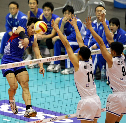 21일 서울 올림픽 제2체육관에서 열린 2008-2009 프로배구 V리그 대한항공과 신협상무의 경기에서 대한항공의 김학민이 상무 수비의 방어를 뚫고 강한 스파이크를 때리고 있다. 이 날 대한항공은 신협상무를 세트스코어 3-1(25-18, 25-14, 24-26, 25-23)로 이겼다. 