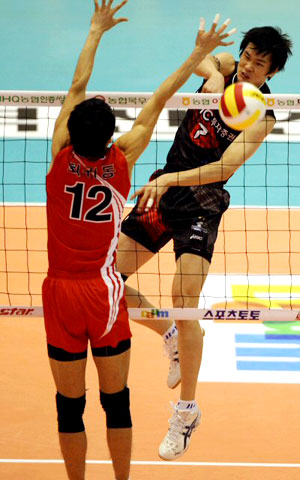21일 서울 올림픽 제2체육관에서 열린 2008-2009 프로배구 V리그 현대캐피탈과 KEPCO 45와의 경기에서 현대의 이선규가 속공을 성공하고 있다. 