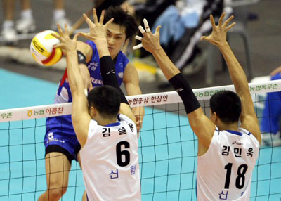 21일 서울 올림픽 제2체육관에서 열린 2008-2009 프로배구 V리그 대한항공과 신협상무의 경기에서 대한항공의 김학민이 상무 수비의 방어를 뚫고 강한 스파이크를 때리고 있다. 