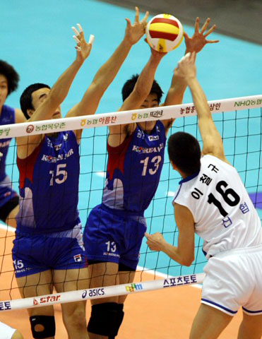 21일 서울 올림픽 제2체육관에서 열린 2008-2009 프로배구 V리그 대한항공과 신협상무의 경기에서 대한항공의 강동진, 김형우가 상무 이철규의 공격을 수비하고 있다. 
