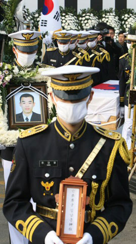  22일 오전 송파구 경찰병원에서 열린 고(故) 김남훈(31) 경사 영결식에서 고인의 운구행렬이 장례식장을 떠나고 있다. 고(故) 김남훈(31) 경사는 지난 20일 용산 철거민 진압작전을 벌이던 도중 순직했다. 