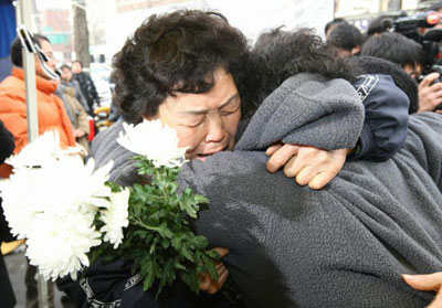  경찰이 농성중이던 용산 철거민들을 진압하는 과정에서 철거민 5명과 경찰 1명 등 6명이 사망하고 십여명이 부상하는 참사가 발생한지 이틀이 지났다. 22일 오전 서울 용산 사고 현장에 마련된 희생자 분향소를 찾은 조문객들이 오열하고 있다. 