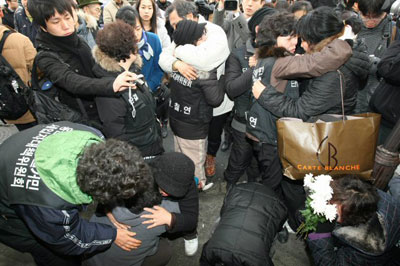  경찰이 농성중이던 용산 철거민들을 진압하는 과정에서 철거민 5명과 경찰 1명 등 6명이 사망하고 십여명이 부상하는 참사가 발생한지 이틀이 지났다. 22일 오전 서울 용산 사고 현장에 마련된 희생자 분향소를 찾은 조문객들이 오열하고 있다. 
