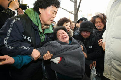  경찰이 농성중이던 용산 철거민들을 진압하는 과정에서 철거민 5명과 경찰 1명 등 6명이 사망하고 십여명이 부상하는 참사가 발생한지 이틀이 지났다. 22일 오전 서울 용산 사고 현장에 마련된 희생자 분향소를 찾은 조문객들이 오열하고 있다. 