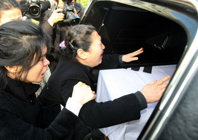  22일 오전 송파구 경찰병원에서 열린 고(故) 김남훈(31) 경사 영결식에서 고인의 어머니 최정숙씨가 고인의 관을 부여잡고 오열하고 있다. 고(故) 김남훈(31) 경사는 지난 20일 용산 철거민 진압작전을 벌이던 도중 순직했다. 