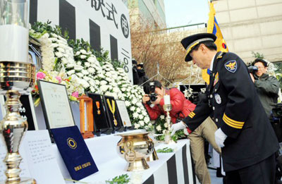 22일 오전 송파구 경찰병원에서 열린 고(故) 김남훈(31) 경사 영결식에서 김석기 서울지방경찰청장이 헌화하고 있다. 