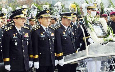 22일 오전 송파구 경찰병원에서 열린 고(故) 김남훈(31) 경사 영결식에서 김석기 서울지방경찰청장이 침통한 표정을 짓고 있다. 
