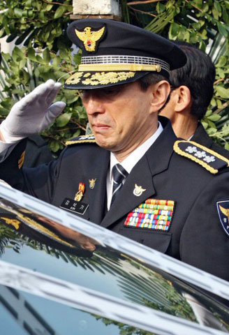  22일 오전 송파구 경찰병원에서 열린 고(故) 김남훈(31) 경사 영결식에서 김석기 서울지방경찰청장이 장례식장을 떠나는 고인을 향해 경례하고 있다. 고(故) 김남훈(31) 경사는 지난 20일 용산 철거민 진압작전을 벌이던 도중 순직했다. 