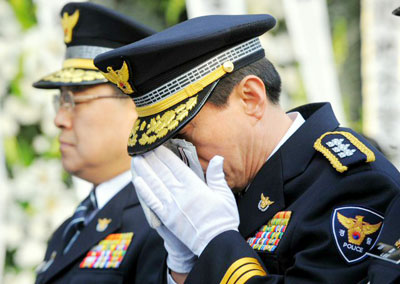 22일 오전 송파구 경찰병원에서 열린 고(故) 김남훈(31) 경사 영결식에서 김석기 서울지방경찰청장이 침통한 표정으로 눈물을 닦고 있다. 