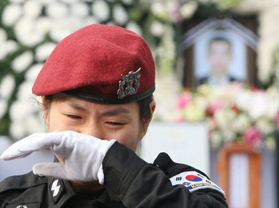  22일 오전 송파구 경찰병원에서 열린 고(故) 김남훈(31) 경사 영결식에서 한 경찰특공대원이 헌화 후 눈물을 흘리고 있다. 고(故) 김남훈(31) 경사는 지난 20일 용산 철거민 진압작전을 벌이던 도중 순직했다. 