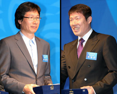 22일 서울 서대문구 그랜드힐튼호텔에서 열린 2009축구인의날 시상식에서 K리그 수원삼성블루윙즈 차범근 감독과 N리그 울산현대미포조선 최순호 감독이 최우수지도자상을 수상하고 있다. 