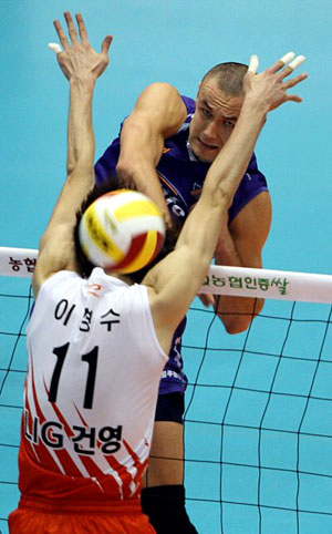 22일 올림픽공원에서 열린 2008 -2009 V리그 삼성화재와 LIG손해보험의 경기에서 삼성 안젤코가 LIG 이경수의 블러킹을 뚫고 득점하고 있다. 