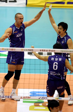 22일 올림픽공원에서 열린 2008 -2009 V리그 삼성화재와 LIG손해보험의 경기에서 삼성 안젤코가 서브득점 후 환호하고 있다.
 