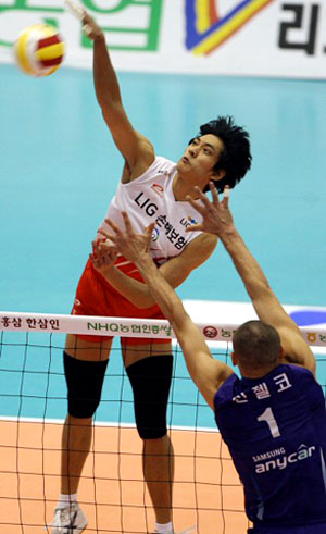 22일 올림픽공원에서 열린 2008 -2009 V리그 삼성화재와 LIG손해보험의 경기에서 LIG 김요한이 공격을 시도하고 있다. 