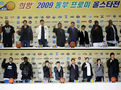  30일 서울 양재동 교육문화회관 체육관에서 열린 희망 2009 동부 프로미 올스타전 미디어데이에서 전창진 감독이 이끄는 드림팀과 안준호 감독이 이끄는 매직팀 선수들이 파이팅을 외치고 있다. 