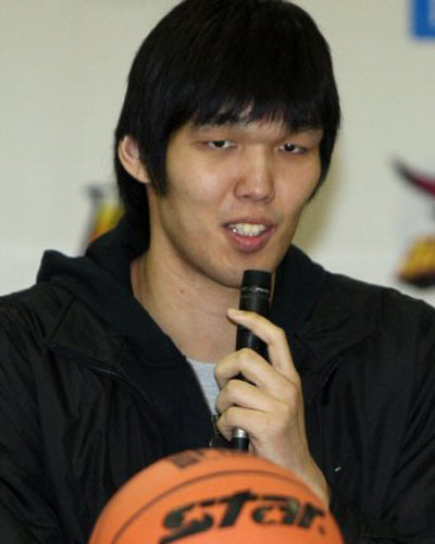  30일 서울 양재동 교육문화회관 체육관에서 열린 희망 2009 동부 프로미 올스타전 미디어데이에서 매직팀 하승진이 기자들의 질문에 답하고 있다. 