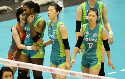 30일 서울 올림픽공원 제2체육관에서 열린 NH 농협 2008-2009 프로배구 V 리그 여자부 경기에서 GS 칼텍스의 남지연과 데라크루즈가 KT&G를 이긴뒤 기뻐하고 있다. 