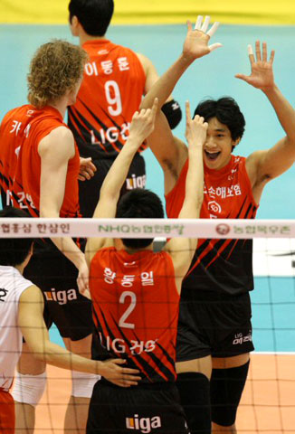 30일 서울 올림픽공원 제2체육관에서 열린 NH 농협 2008-2009 프로배구 V 리그 남자부 경기에서 LIG손해보험의 김요한이 신협상무 공격에 성공하자 환호를 하고 있다. 