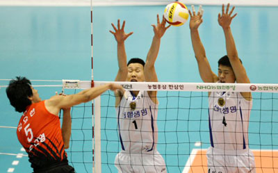 30일 서울 올림픽공원 제2체육관에서 열린 NH 농협 2008-2009 프로배구 V 리그 남자부 경기에서 신협상무의 임동규와 전창희가 LIG손해보험의 공격을 막고 있다.
 