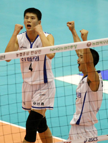 30일 서울 올림픽공원 제2체육관에서 열린 NH 농협 2008-2009 프로배구 V 리그 남자부 경기에서 신협상무의 전창희가 LIG손해보험 공격에 성공하자 기뻐하고 있다. 