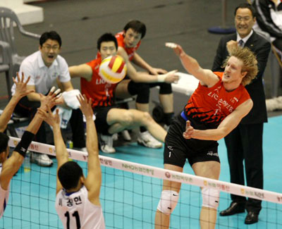 30일 서울 올림픽공원 제2체육관에서 열린 NH 농협 2008-2009 프로배구 V 리그 남자부 경기에서 LIG손해보험의 카이가 신협상무를 상대로 강스파이크를 날리고 있다. 