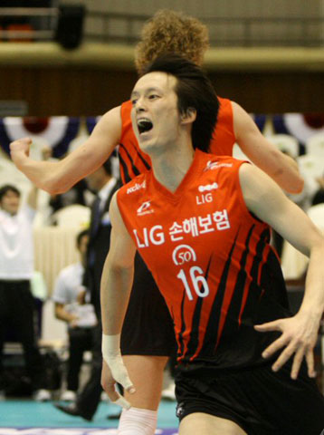 30일 서울 올림픽공원 제2체육관에서 열린 NH 농협 2008-2009 프로배구 V 리그 남자부 경기에서 LIG손해보험의 김종일이 신협상무를 이기자 기뻐하고 있다. 