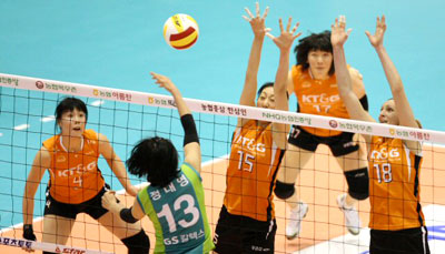 30일 서울 올림픽공원 제2체육관에서 열린 NH 농협 2008-2009 프로배구 V 리그 여자부 경기에서 KT&G의 김세영과 마리안이 GS 칼텍스의 공격을 막아내고 있다. 