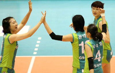 30일 서울 올림픽공원 제2체육관에서 열린 NH 농협 2008-2009 프로배구 V 리그 여자부 경기에서 GS 칼텍스가 KT&G를 상대로 득점을 한 뒤 기뻐하고 있다. 이날 경기에서 GS 칼텍스가 3대2로 이겼다. 