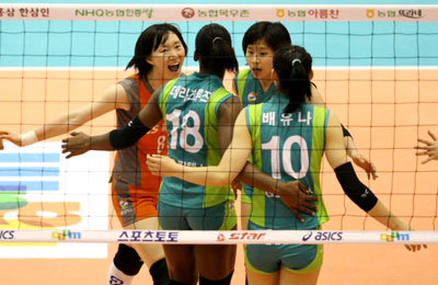 30일 서울 올림픽공원 제2체육관에서 열린 NH 농협 2008-2009 프로배구 V 리그 여자부 경기에서 GS 칼텍스가 KT&G를 상대로 득점을 한 뒤 기뻐하고 있다. 이날 경기에서 GS 칼텍스가 3대2로 이겼다. 