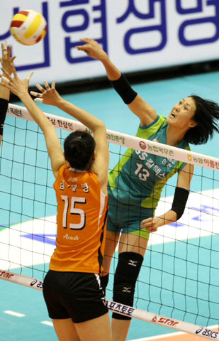 30일 서울 올림픽공원 제2체육관에서 열린 NH 농협 2008-2009 프로배구 V 리그 여자부 경기에서 GS 칼텍스의 정대영이 KT&G의 수비를 피해 공격을 하고 있다. 