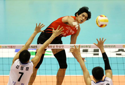 30일 서울 올림픽공원 제2체육관에서 열린 NH 농협 2008-2009 프로배구 V 리그 남자부 경기에서 LIG손해보험의 김요한이 신협상무를 상대로 강스파이크를 날리고 있다. 