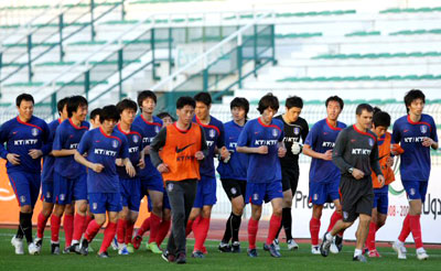 다음달 11일 월드컵 예선 이란전을 앞두고 있는 축구 국가대표팀 선수들이 운동장을 돌며 마무리 훈련을 하고 있다. 