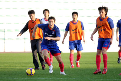 다음달 11일 월드컵 예선 이란전을 앞두고 있는 축구 국가대표팀 선수들이 30일 두바이 알-막툼 경기장에서 훈련하고 있다. 