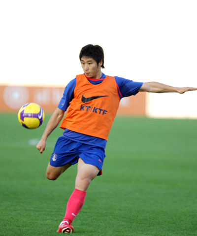 30일 두바이 알-막툼 경기장에서 열린 한국 국가대표 축구팀 훈련 중 이근호가 슈팅하고 있다. 