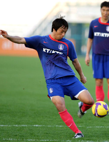 30일 두바이 알-막툼 경기장에서 열린 한국 국가대표 축구팀 훈련 중 염기훈이 슈팅하고 있다. 