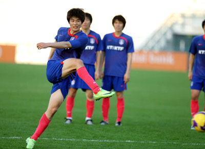 30일 두바이 알-막툼 경기장에서 열린 한국 국가대표 축구팀 훈련 중 기성용이 슈팅하고 있다. 