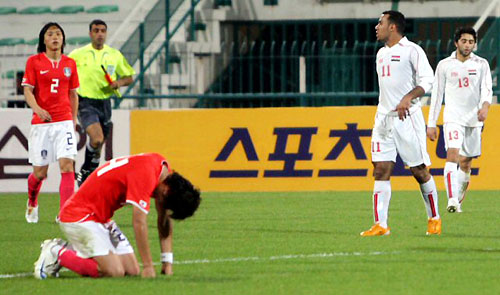 1일 두바이 알-막툼 경기장에서 벌어진 시리아와의 평가전이 무승부로 끝나자 선수들이 아쉬워하고 있다. 