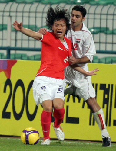 1일 두바이 알-막툼 경기장에서 열린 한국축구대표팀대 시리아와 평가전에서 김치우가 시리아 바크리 타랍의 반칙에 괴로운 표정을 짓고 있다. 