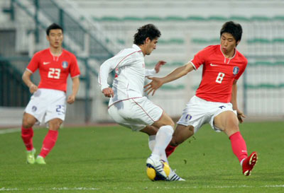 1일 두바이 알-막툼 경기장에서 열린 한국 축구대표팀대 시리아와 평가전에서 이근호가 시리아 선수의 공격을 차단하고 있다. 