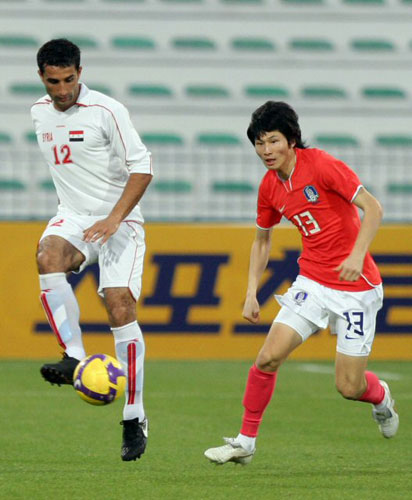 1일 두바이 알-막툼 경기장에서 열린 국가대표 축구팀 평가전에서 강민수가 시리아 모하마드 알지온의 볼을 가로채려 하고 있다. 