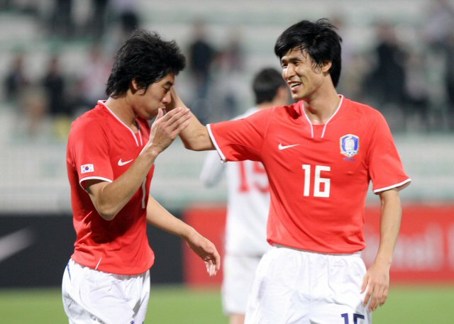 1일 두바이 알-막툼 경기장에서 열린 한국축구대표팀대 시리아와 평가전에서 정조국이 시리아의 자살골을 유도한 하대성과 함께 기뻐하고 있다. 