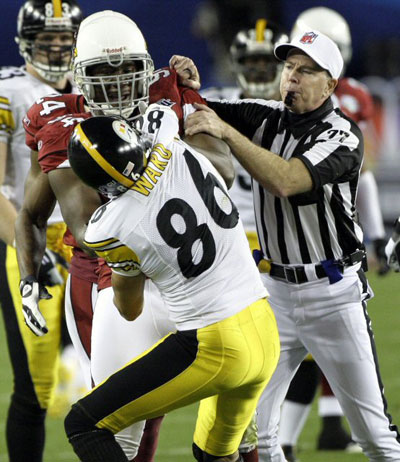 2일(한국시간) 미국 플로리다 탬파에서 열린 북미 프로풋볼리그(NFL) 슈퍼볼 XLIII, 피츠버그 스틸러스-애리조나 카디널스 경기에서 피츠버그 한국계 스타 하인드 워드(86번)와 애리조나 디펜시브엔드 안토니오 스미스가 경기 중 시비가 붙자 심판이 제지하고 있다. 