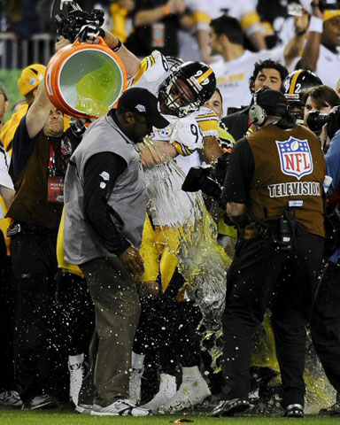 2일(한국시간) 미국 플로리다 탬파에서 열린 북미 프로풋볼리그(NFL) 슈퍼볼 XLIII, 피츠버그 스틸러스-애리조나 카디널스 경기에서 피츠버그 마이크 톰린 감독이 팀 선수로부터 우승을 자축하는 음료수 세례를 받고 있다. 