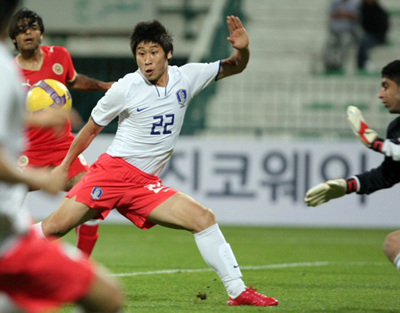 이란과 아시아월드컵예선전을 앞두고 4일 아랍에미리트연합(UAE) 두바이 알 막툼 스타디움에서 열린 한국-바레인 친선경기에서 이근호가 바레인 골대 앞에서 혼전 가운데 슛을 시도하고 있다. 